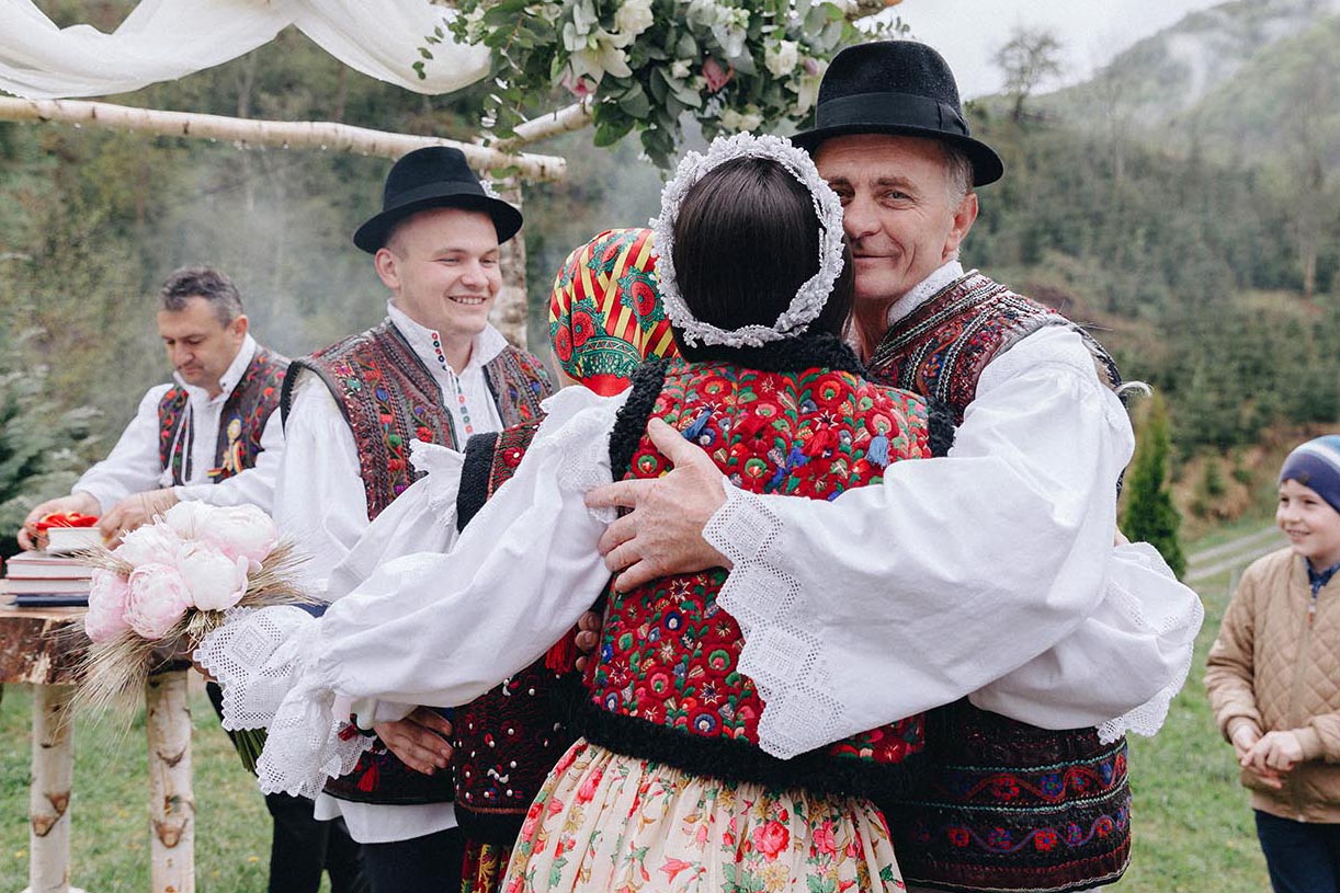 traditia vine din maramures ie si pieptar traditional