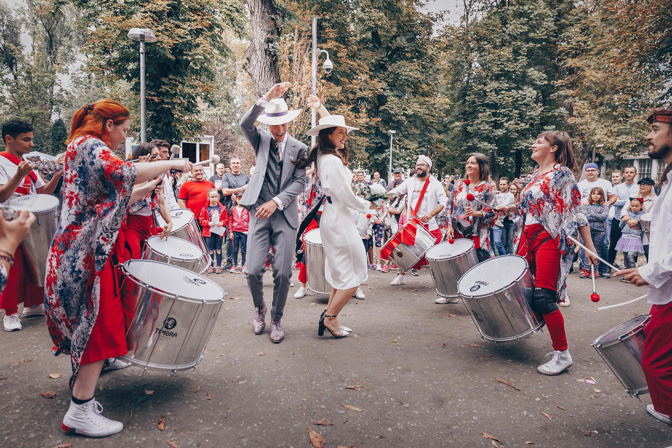 horea si andrada dansand Salsa in cadrul zilelor Clujui alaturi de fanfara, ce spectacol